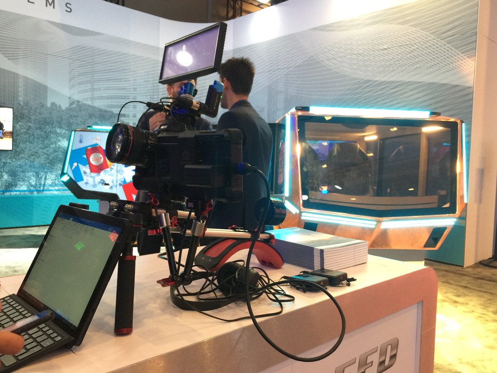 Kamerarig auf Tisch — Rinspeed-Fahrzeug dahinter, CES Las Vegas 2019