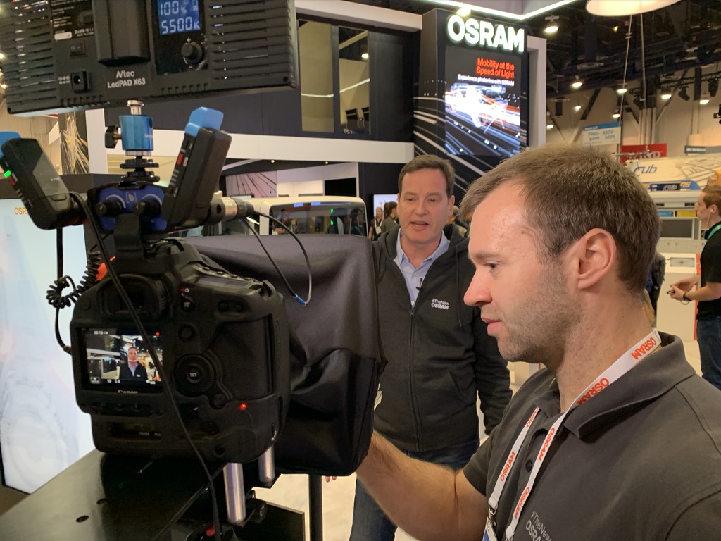 Kameramann prueft Feldmonitor — OSRAM CES Las Vegas 2020