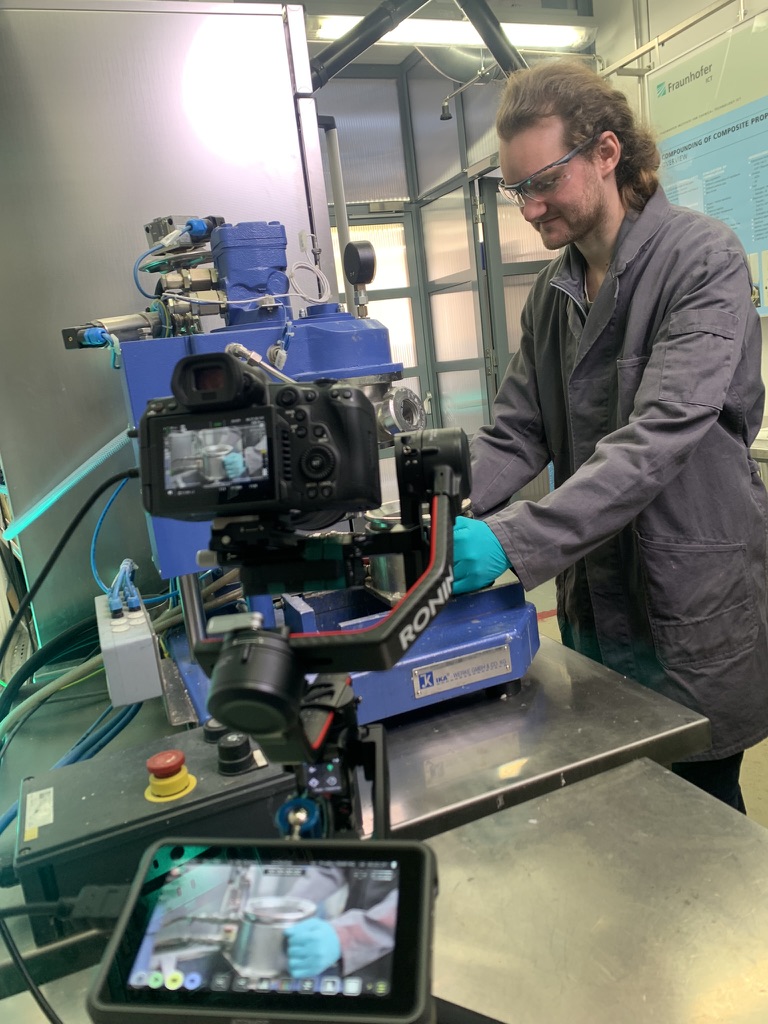 Gimbal-Dreh im Forschungslabor — DJI Ronin mit Kameramann, Fraunhofer ICT 2023