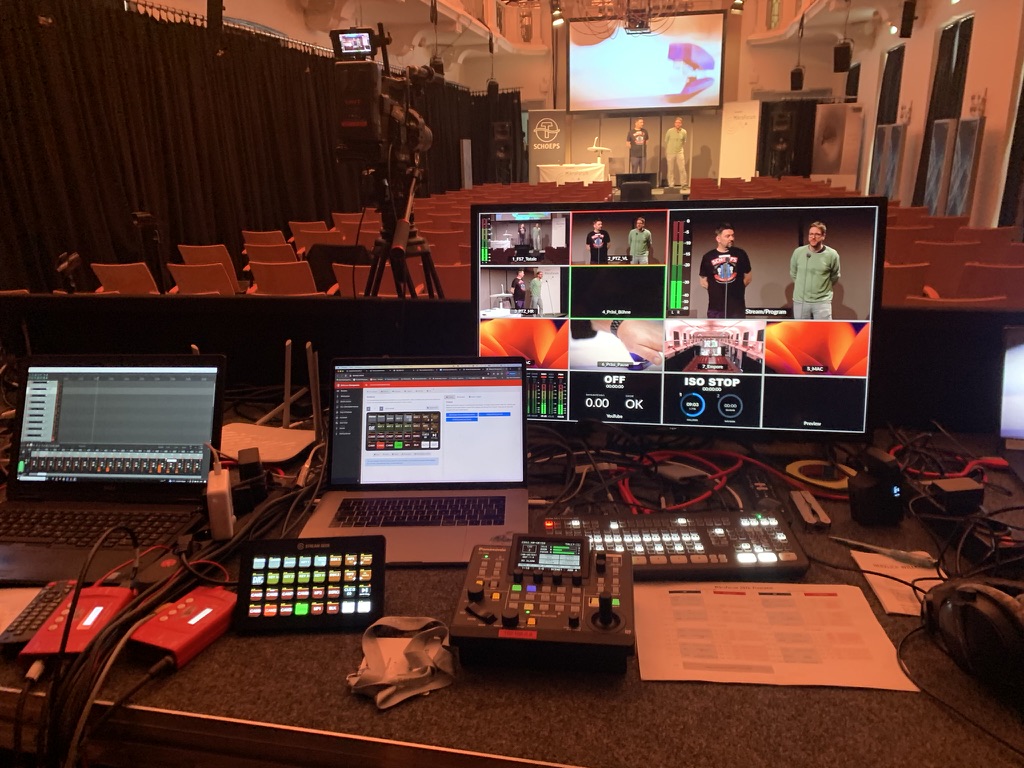 Volles Live-Regie-Setup — 3 Laptops, ATEM Switcher, Buehne mit Presentern live