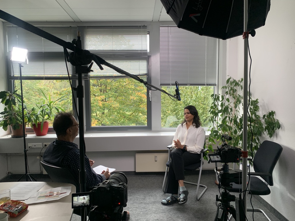 Vollstaendiges Interview-Lichtset - Softbox, Boom-Mikrofon, 2 Kameras, Talent