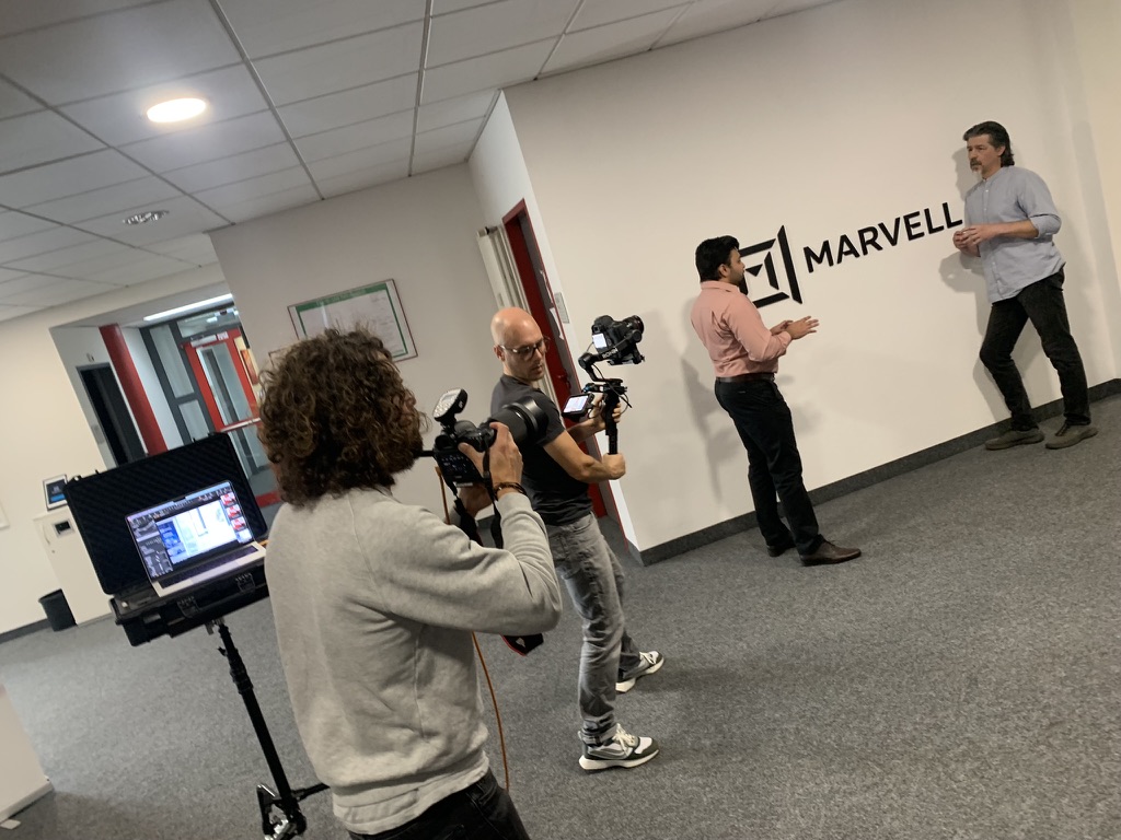 2-Kamera-Crew mit Gimbal — Marvell-Logo an der Wand, Fotograf + Kameramann + Talent 2022