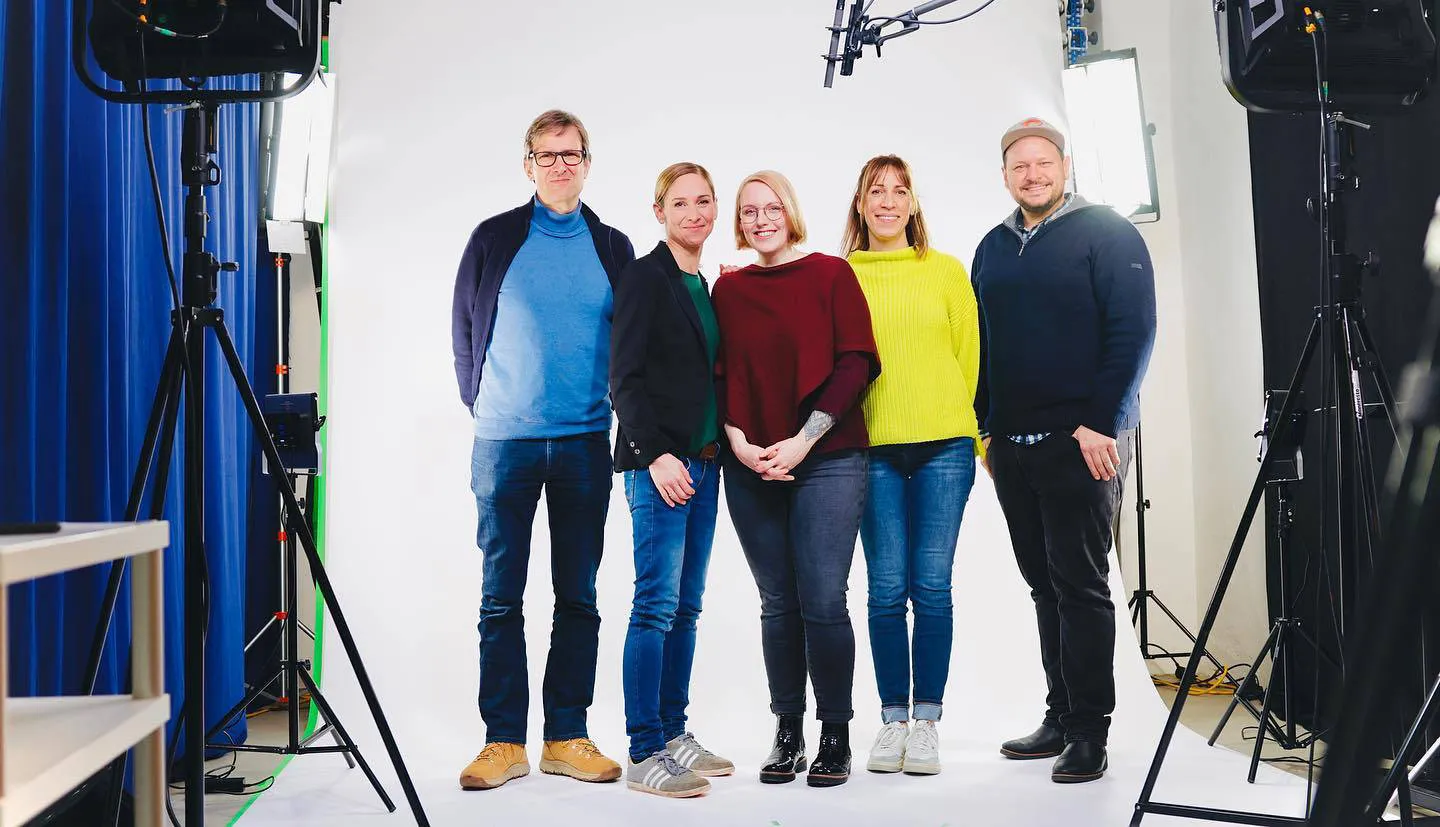 Wissenschaftler und Profis vor der Kamera