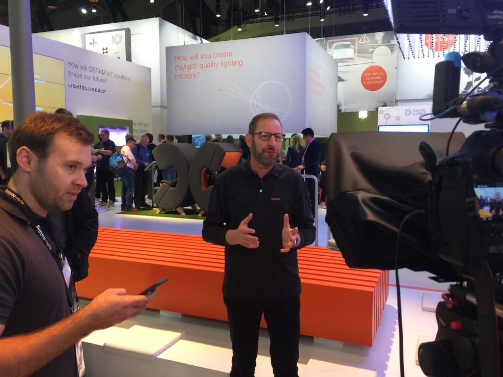 Regie am OSRAM Messestand — Lightelligence-Branding, Frankfurt 2018